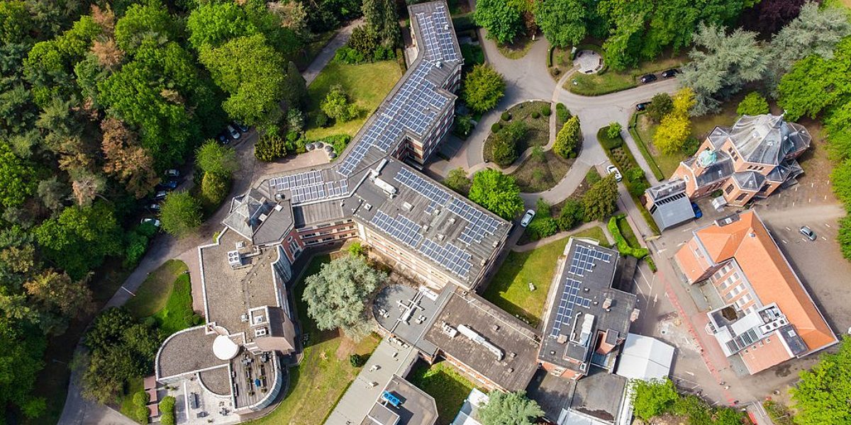 1100 panneaux solaires sur le toit de l'hôpital d'Imelda